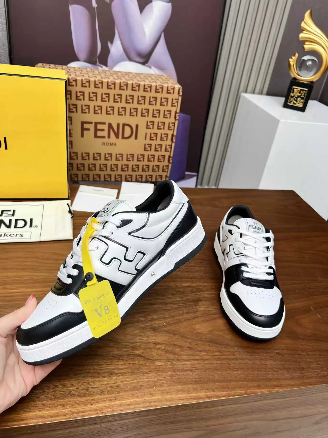 Factory price 660💰 Fendi·Fendi⛳️Hot-selling 35--45 couple model👫 FD match Original purchase for RMB14340 One-to-one reproduction Designer Kim Jones's first sneaker fendi match and Donkey brand Trainer basketball sneakers, fresh blood injected with FF retro design Super good-looking and versatile, the upper is made of cowhide and cowhide splicing combination, with concave and convex double F on the side The logo lining is made of terry velvet 🤗Super soft on the feet, lightweight and comfortable to match with a sweatshirt, original full package! ✦ Fabric: cowhide + cowhide color matching ✦ Lining: original terry velvet lining ✦ Sole: original molded multi-color color matching sole ✦ Sole: mesh injection molding pad ✦ Sole thickness: 3.5cm ✦ Female size: 35--40, female 40 customized ✦ Male size: 39--45, male 45 customized